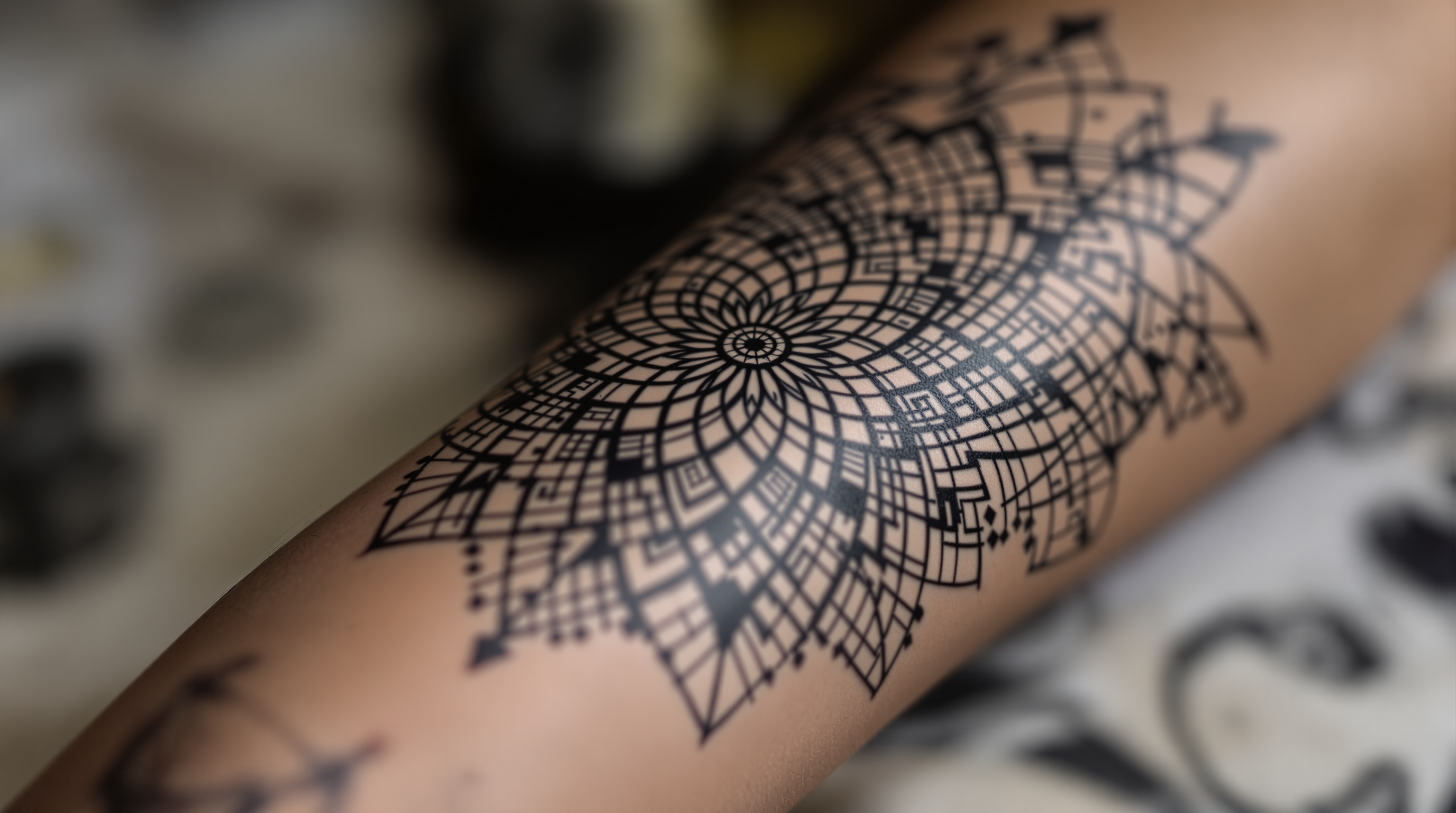 Tatouage géométrique mandala